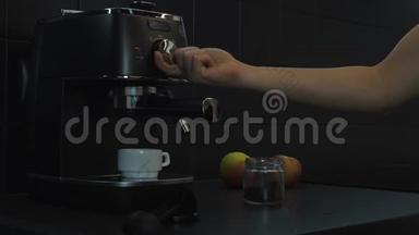 咖啡机在家庭厨房里煮美式咖啡。 用咖啡机准备美式咖啡。 食物